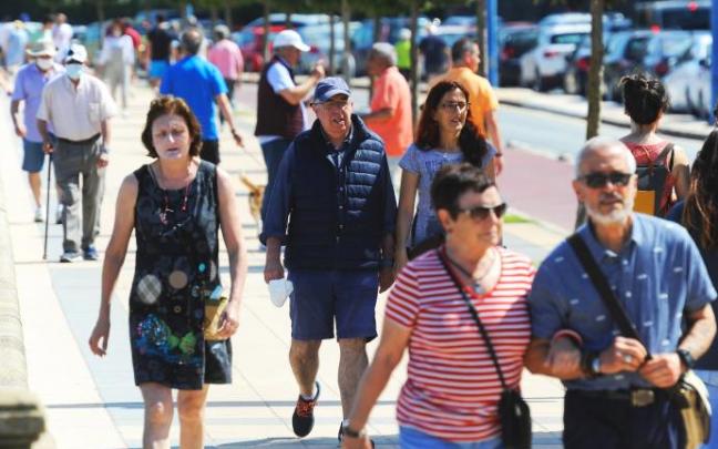 Varias personas pasean en el primer día sin el uso obligatorio d ela mascarilla en la calle.