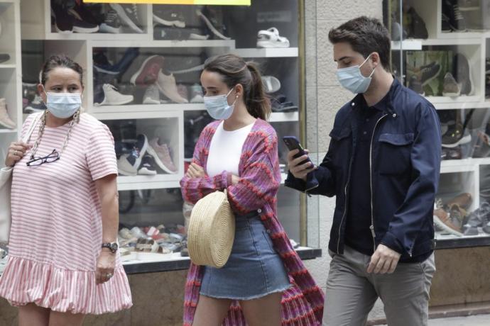 Personas pasean por Gasteiz.