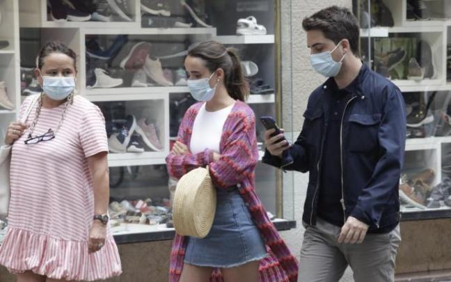 Personas pasean por Gasteiz.