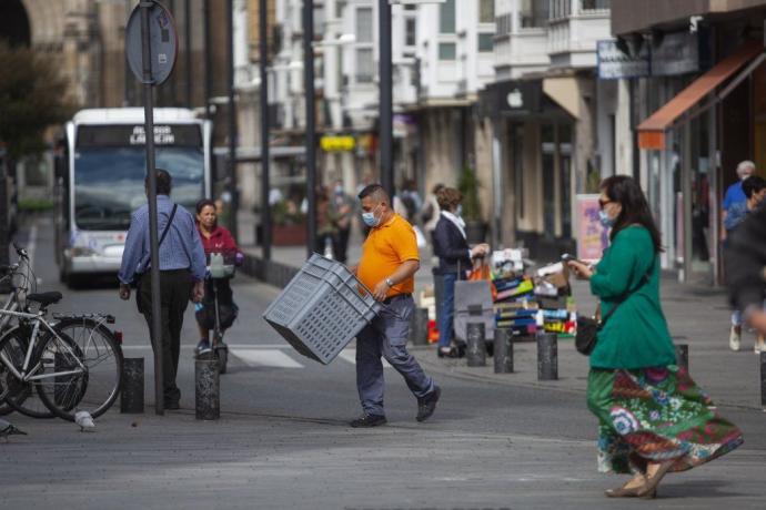 Gente con mascarilla en Vitoria.