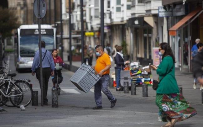 Gente con mascarilla en Vitoria.