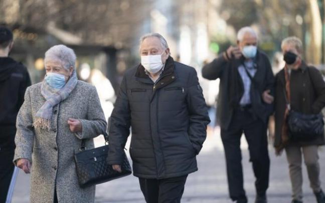 Dos personas mayores pasean por Donostia