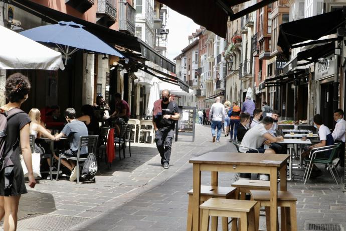 Ambiente callejero en el Casco Viejo de Gasteiz.