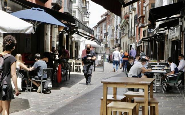 Ambiente callejero en el Casco Viejo de Gasteiz.