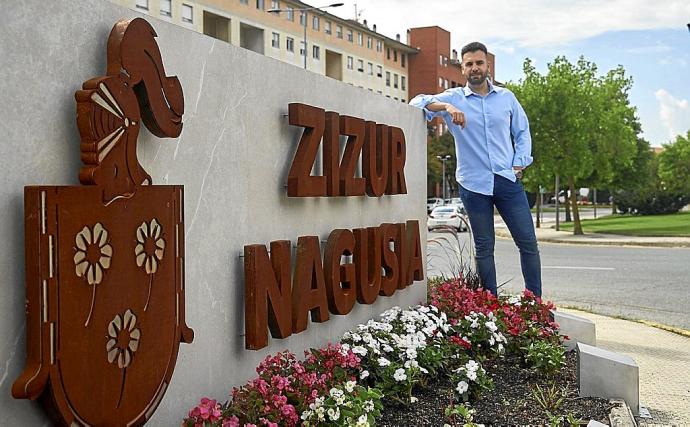 Gondán posa junto al rótulo de Zizur Mayor situado a la entrada de la urbanización. Foto: Iñaki Porto