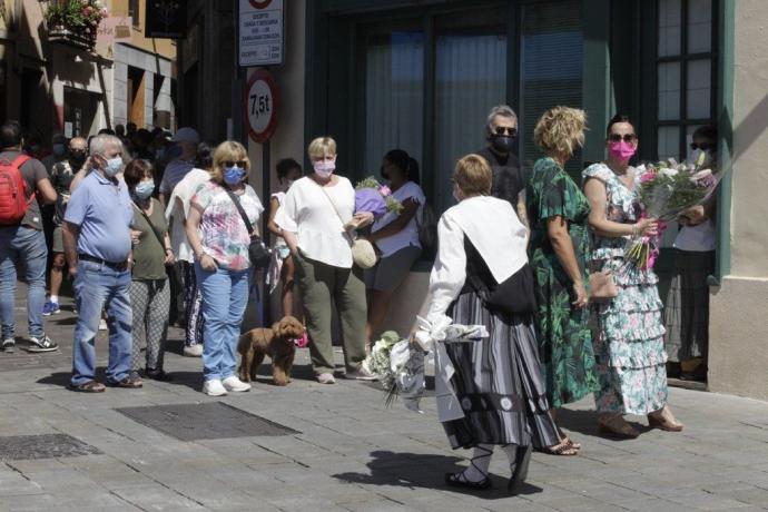 Ciudadanos disfrutan de las fiestas este miércoles protegidos con mascarillas.