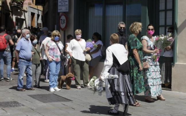 Ciudadanos disfrutan de las fiestas este miércoles protegidos con mascarillas.