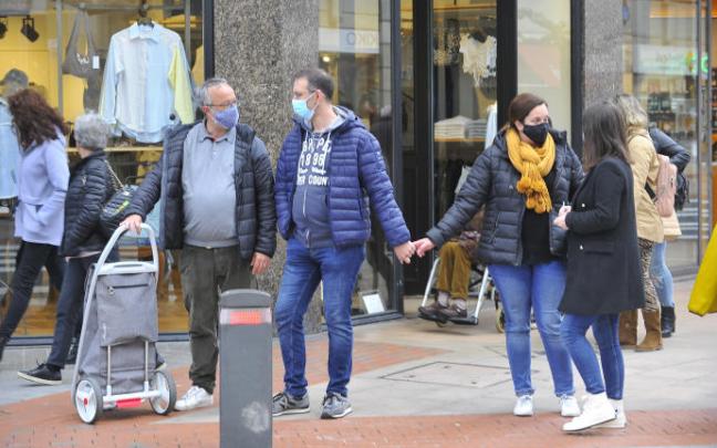 Personas con mascarillas.