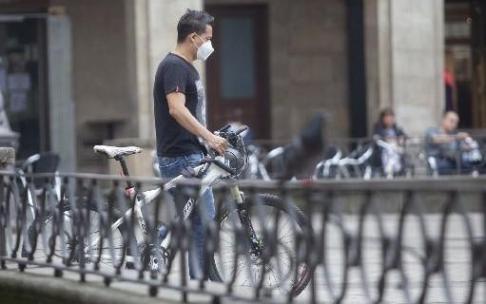 Personas con mascarilla.