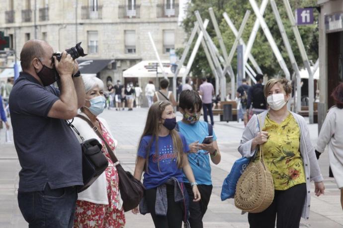 Gente en el centro de la capital alavesa con mascarilla.