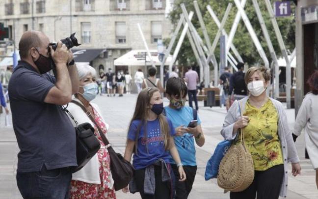 Gente en el centro de la capital alavesa con mascarilla. Gente en el centro de la capital alavesa con mascarilla.