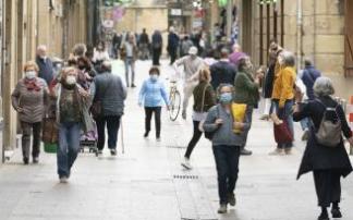 Ciudadanos paseando por una calle. Ciudadanos paseando por una calle.