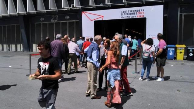 El goteo de socios y socias ha sido constante a lo largo del día en San Mamés. El goteo de socios y socias ha sido constante a lo largo del día en San Mamés.