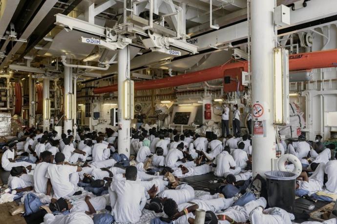 Inmigrantes a bordo del "Geo Barents" de Médicos sin Fronteras