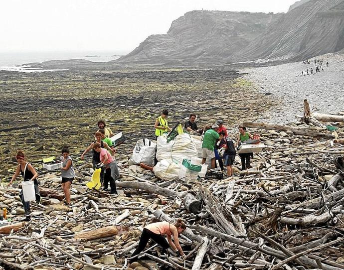 Voluntarios en una jornada para limpiar la rasa mareal.