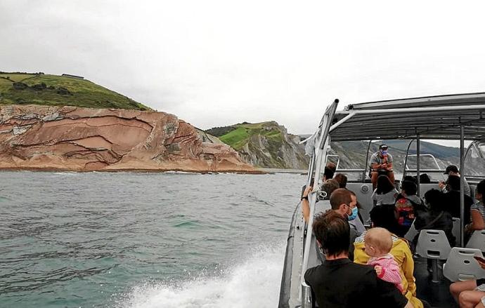 Una de las visitas guiadas al Geoparque. Foto: Begi Bistan