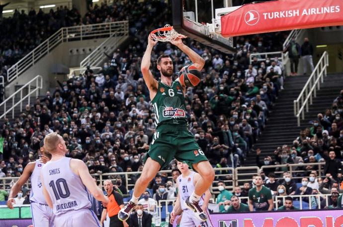 Papagiannis machaca el aro durante un duelo contra el Barça en Euroliga