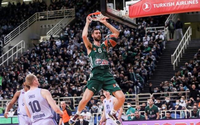 Papagiannis machaca el aro durante un duelo contra el Barça en Euroliga