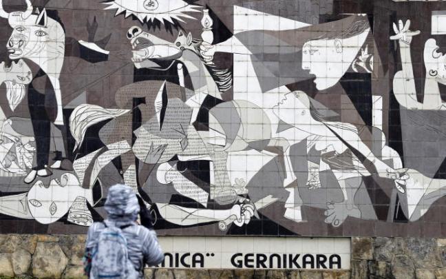Una persona observa una réplica del cuadro de Picasso que retrata el horror del bombardeo de Gernika.