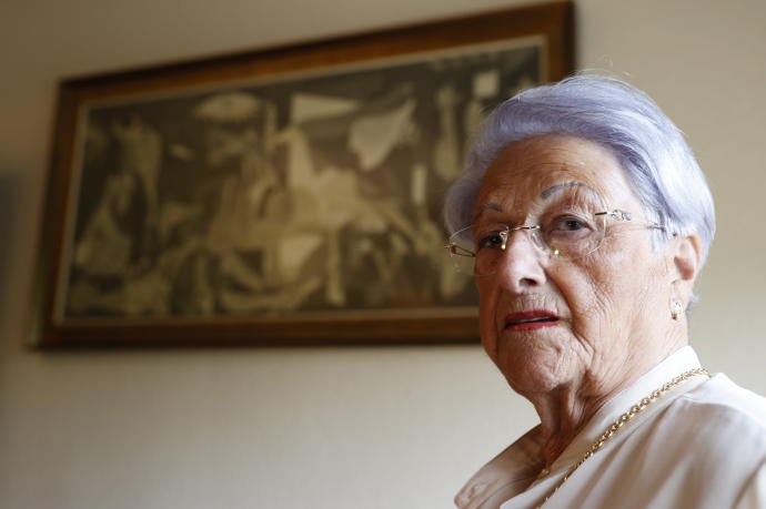 Mari Carmen Aguirre, ante el cuadro 'Guernica' de Pablo Picasso.