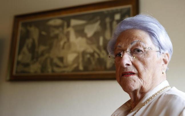 Mari Carmen Aguirre, ante el cuadro 'Guernica' de Pablo Picasso.