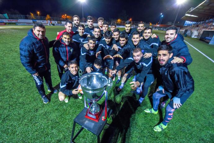 Los jugadores y el cuerpo técnico del Gernika posan para DEIA antes de un entrenamiento en Urbieta.