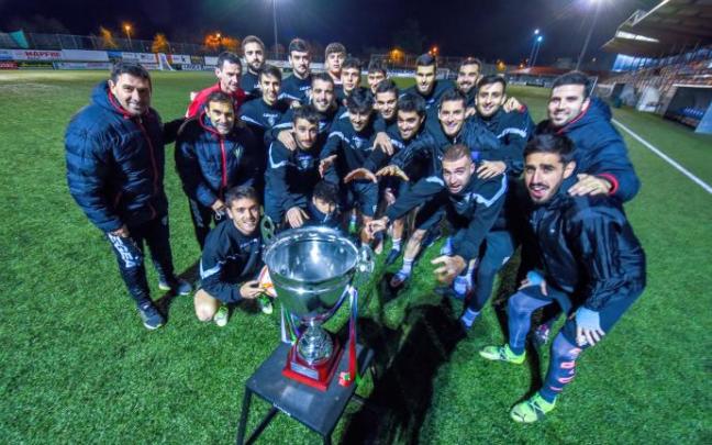 Los jugadores y el cuerpo técnico del Gernika posan para DEIA antes de un entrenamiento en Urbieta.