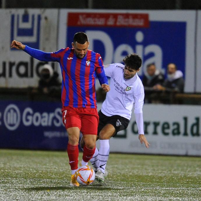 Eizmendi pugna por el balón con Quique