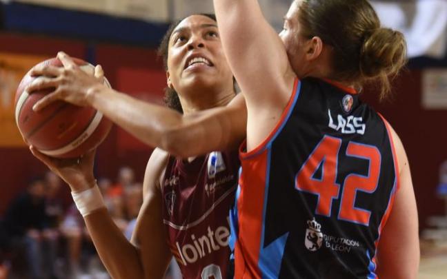 Tinara Moore intenta ganar la posición en la zona ante Kadri Lass.