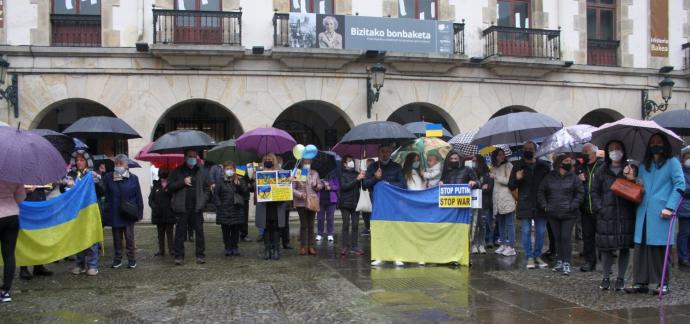 Las personas congregadas, durante la concentración silenciosa de Foru Plaza.