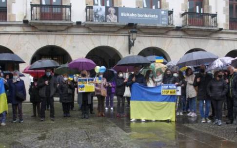 Las personas congregadas, durante la concentración silenciosa de Foru Plaza.