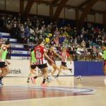 Belén Arrojo muestra un buen estilo en el golpeo para dar un pase a una compañera. Belén Arrojo muestra un buen estilo en el golpeo para dar un pase a una compañera.