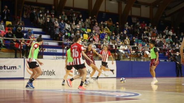 Belén Arrojo muestra un buen estilo en el golpeo para dar un pase a una compañera.