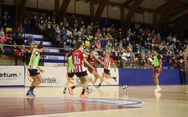 Belén Arrojo muestra un buen estilo en el golpeo para dar un pase a una compañera.