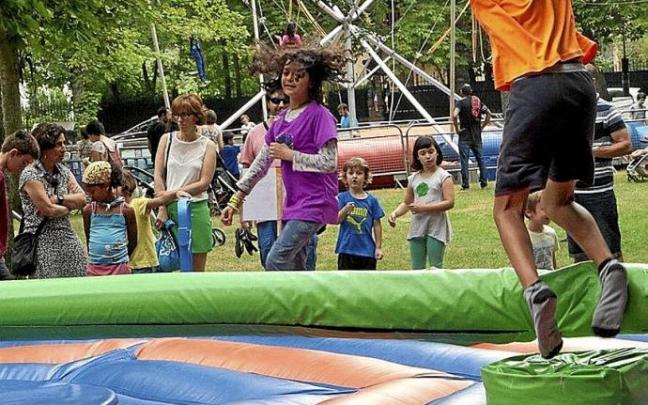 Parke batean jolasten ari diren haur batzuen artxiboko irudia.P. Barco