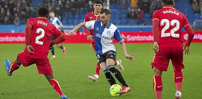 Luis Rioja intenta regatear a Djene durante el partido que disputaron el Alavés y el Getafe en Mendizorroza durante la primera vuelta. Foto: Josu Chavarri