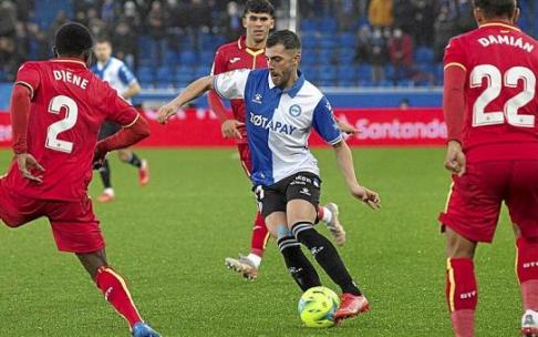 Luis Rioja intenta regatear a Djene durante el partido que disputaron el Alavés y el Getafe en Mendizorroza durante la primera vuelta. Foto: Josu Chavarri