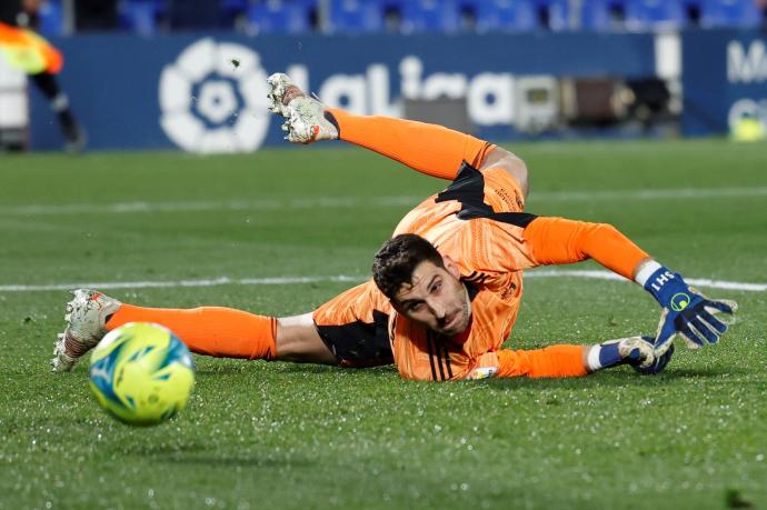 Sergio Herrera trata de atajar un balón durante el partido.