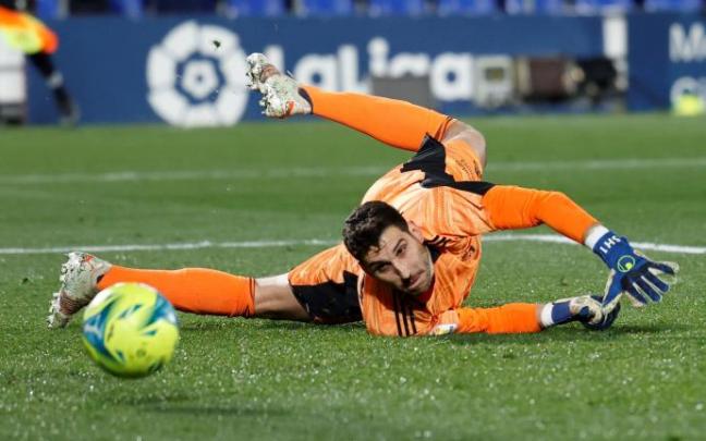 Sergio Herrera trata de atajar un balón durante el partido.