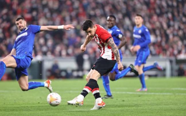 Instante en el que Yuri dispara a portería para batir a Soria.