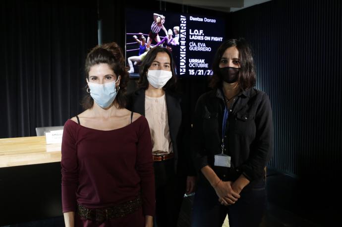 La actriz Garazi López de Guereñu; la alcaldesa de Getxo, Amaia Agirre, y la creadora leioaztarra Eva Guerrero.