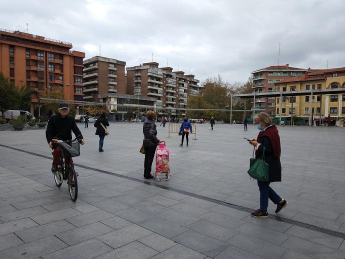 Un hombre en bici pasa por la plaza de la Estación de Las Arenas, que será reformada el próximo año.