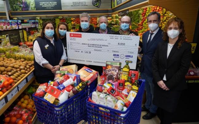Luis Crovetto, del Banco de Alimentos, con Álvaro Saiz, de Galdakaoko Boluntarioen Gizarte Elkartea, y personal del BM. Luis Crovetto, del Banco de Alimentos, con Álvaro Saiz, de Galdakaoko Boluntarioen Gizarte Elkartea, y personal del BM.