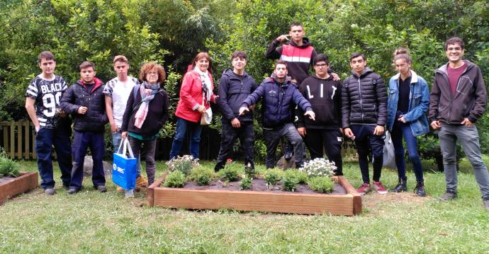 El aula ambiental luce un oasis de mariposas, creado con la colaboración del Centro de F. P. Básica Getxo-Leioa.