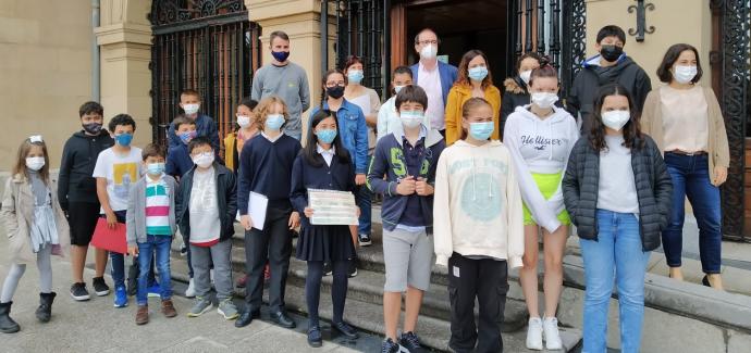 Representantes de la Agenda 2030 Escolar son recibidos por la alcaldesa y el concejal de Calidad Ambiental.