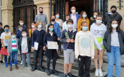 Representantes de la Agenda 2030 Escolar son recibidos por la alcaldesa y el concejal de Calidad Ambiental.