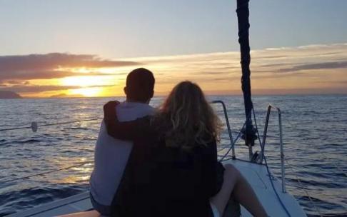 Contemplar el atardecer desde un velero es una de las experiencias de Getxo.