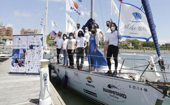 La concejala de Turismo de Getxo, Irantzu Uriarte, recibe a la tripulación femenina en el Puerto Deportivo.