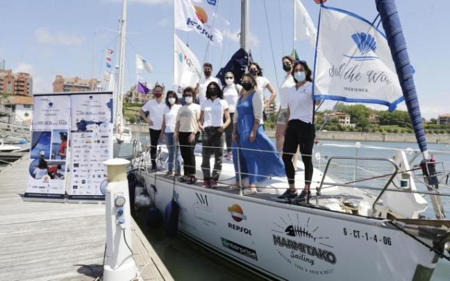 La concejala de Turismo de Getxo, Irantzu Uriarte, recibe a la tripulación femenina en el Puerto Deportivo. La concejala de Turismo de Getxo, Irantzu Uriarte, recibe a la tripulación femenina en el Puerto Deportivo.
