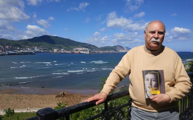 Javier Campo posa en Algorta, con la playa de Ereaga al fondo, con su nuevo libro en la mano. Javier Campo posa en Algorta, con la playa de Ereaga al fondo, con su nuevo libro en la mano.